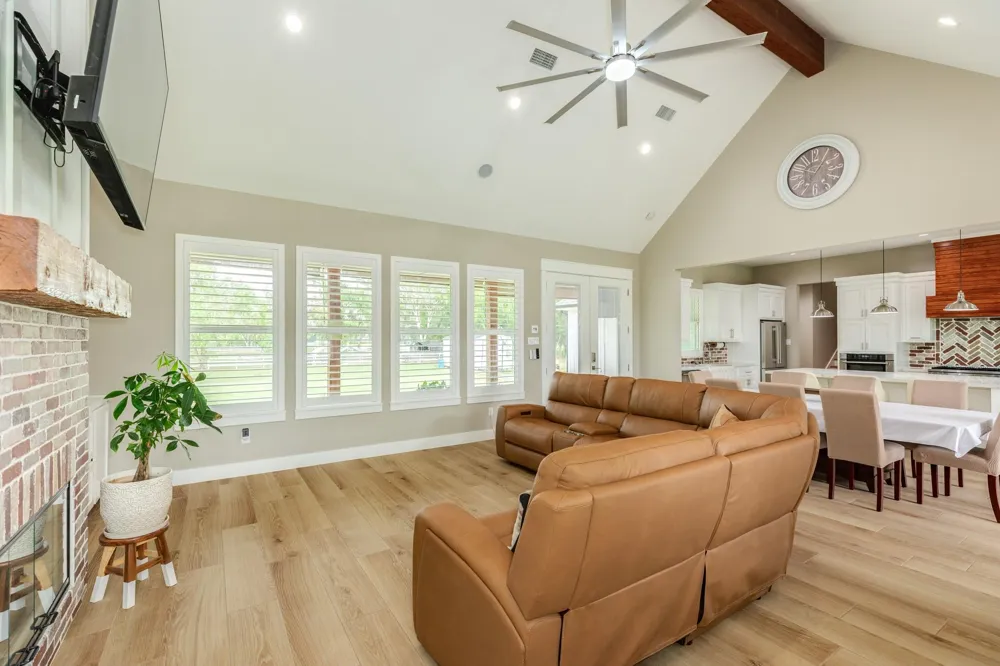206 Black Oak Dr Angleton, TX 77515