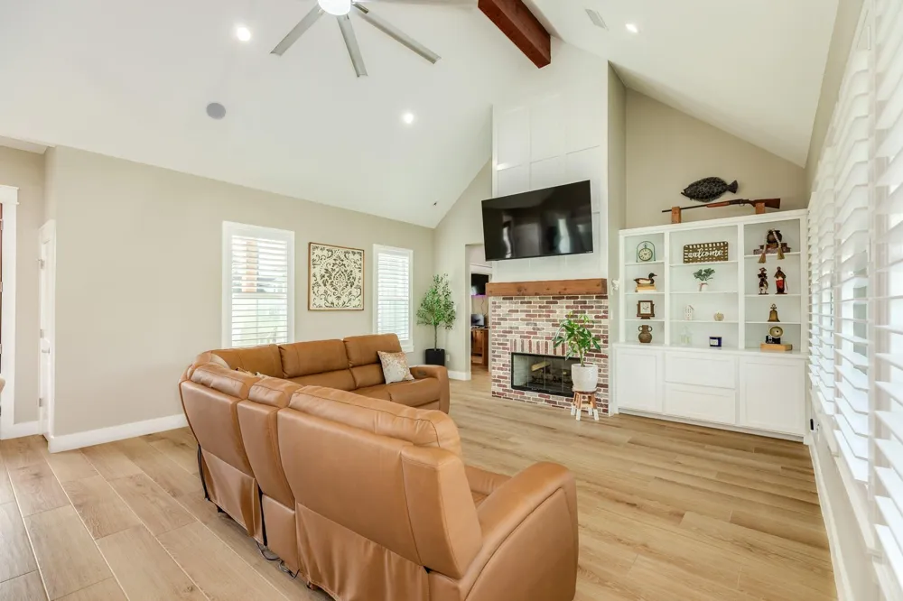 206 Black Oak Dr Angleton, TX 77515