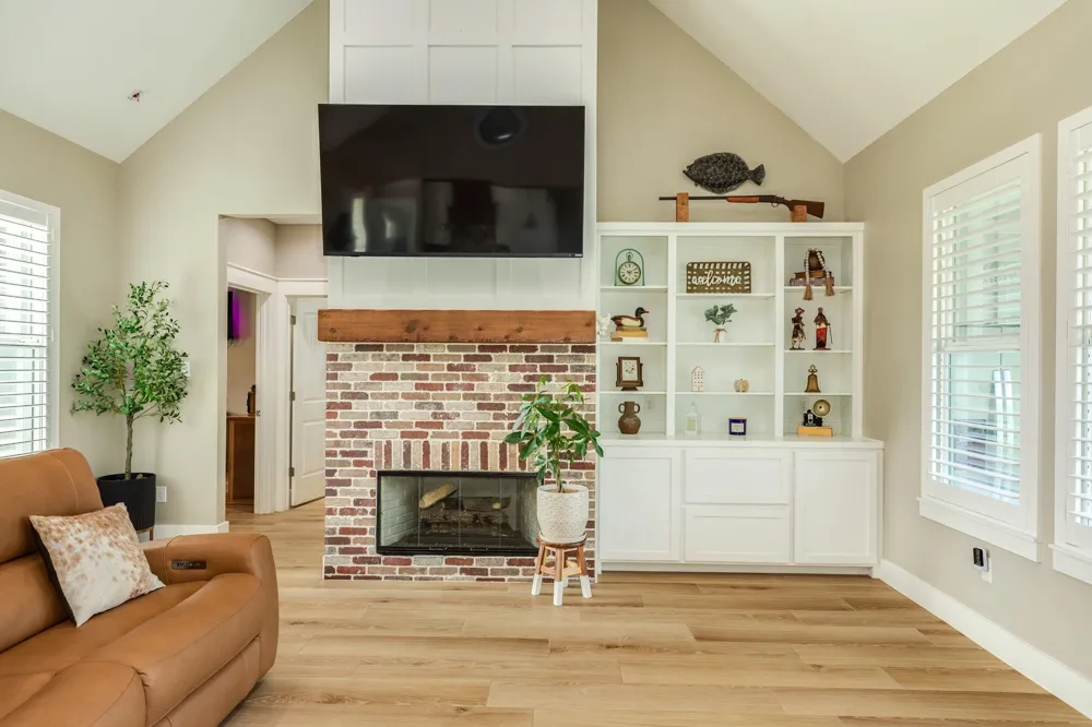206 Black Oak Dr Angleton, TX 77515