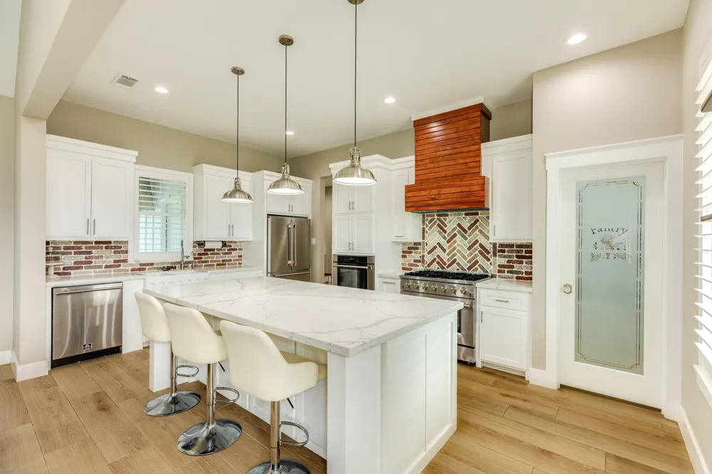 206 Black Oak Dr Angleton, TX 77515