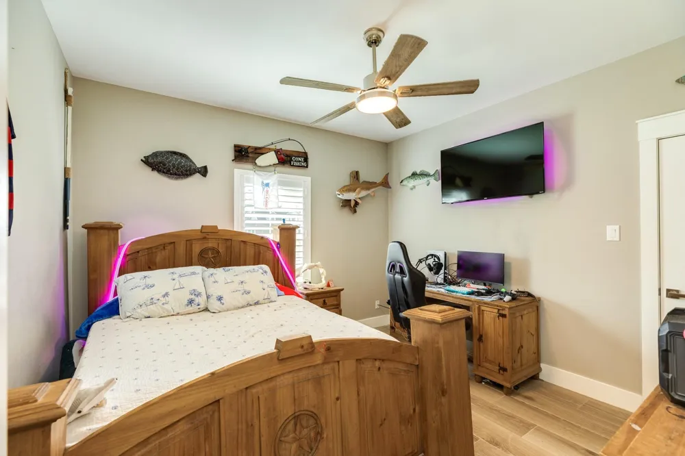 206 Black Oak Dr Angleton, TX 77515