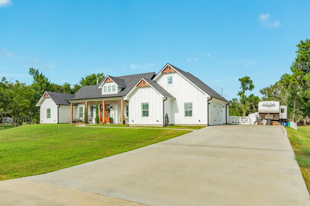 206 Black Oak Dr Angleton, TX 77515