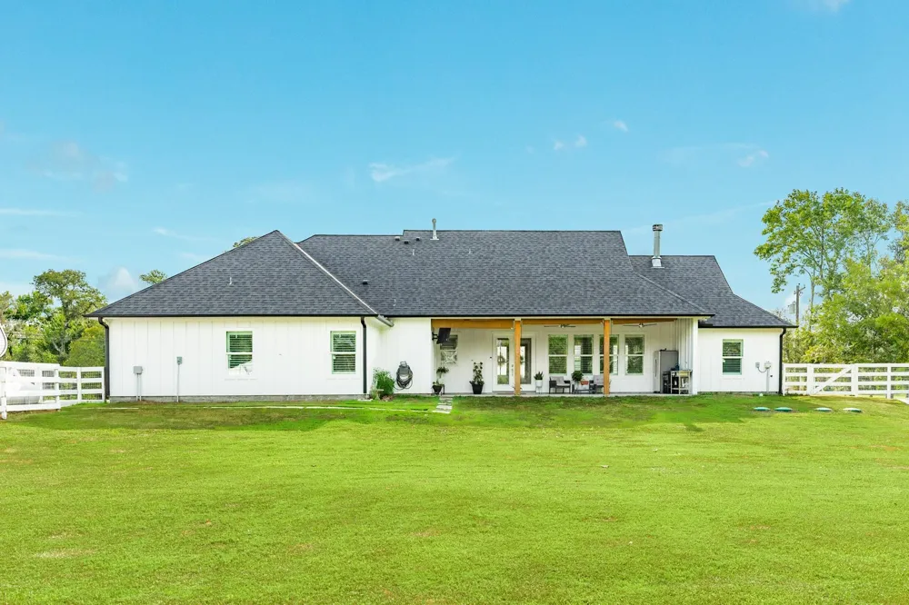 206 Black Oak Dr Angleton, TX 77515