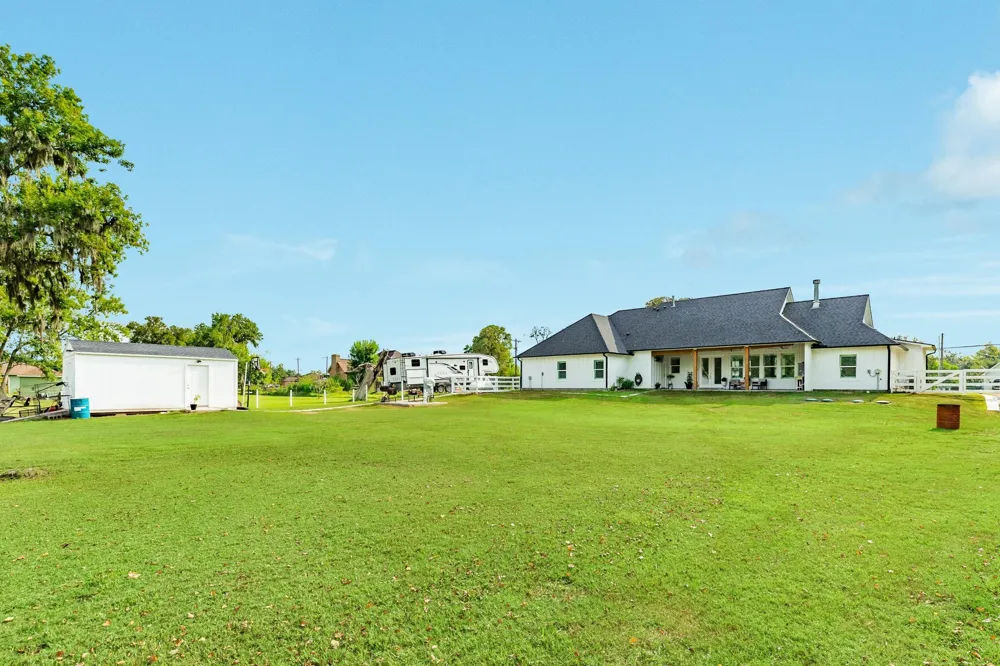 206 Black Oak Dr Angleton, TX 77515