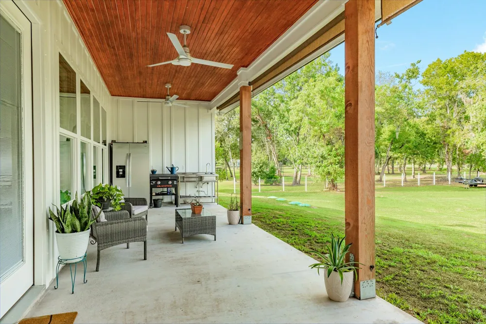 206 Black Oak Dr Angleton, TX 77515