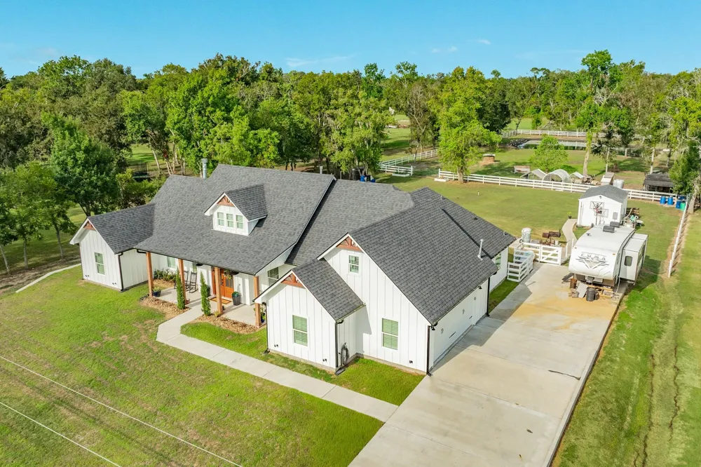 206 Black Oak Dr Angleton, TX 77515