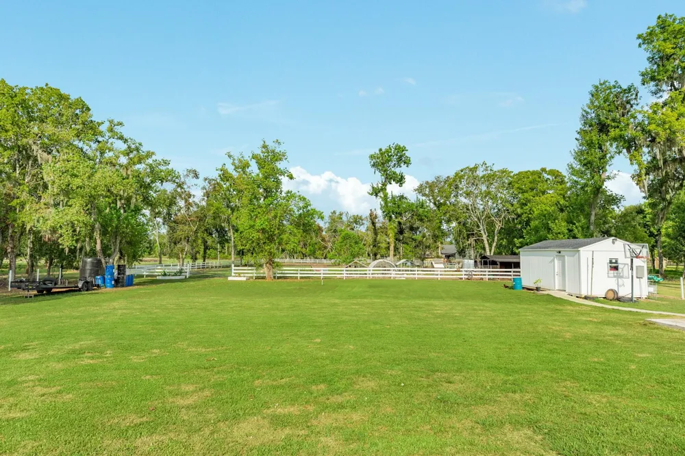 206 Black Oak Dr Angleton, TX 77515