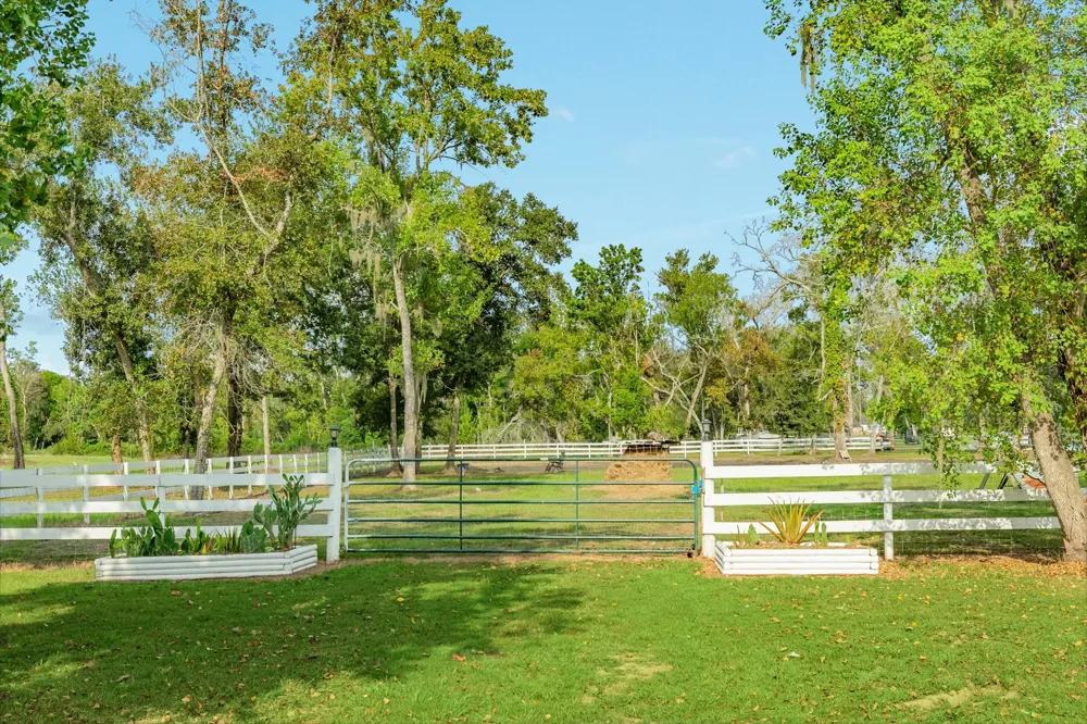 206 Black Oak Dr Angleton, TX 77515