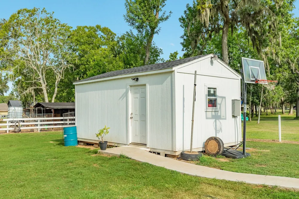 206 Black Oak Dr Angleton, TX 77515