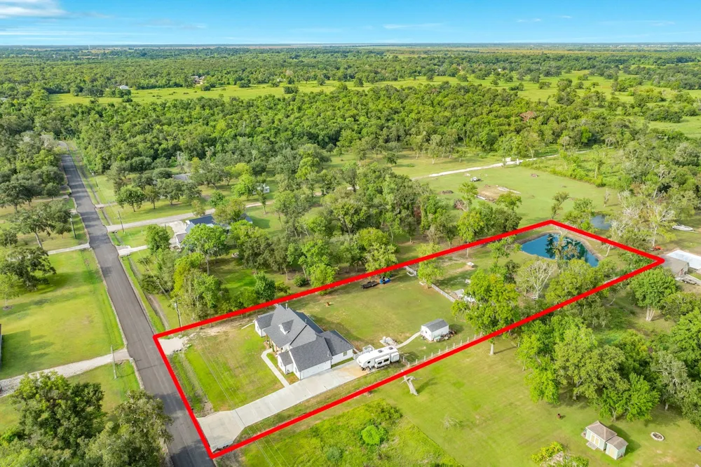 206 Black Oak Dr Angleton, TX 77515