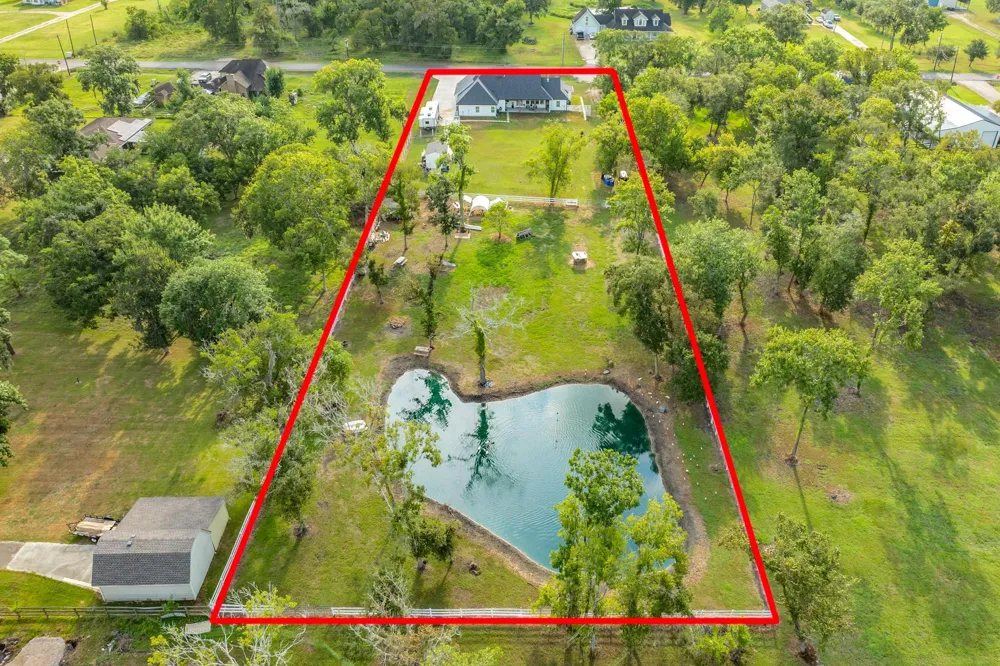 206 Black Oak Dr Angleton, TX 77515