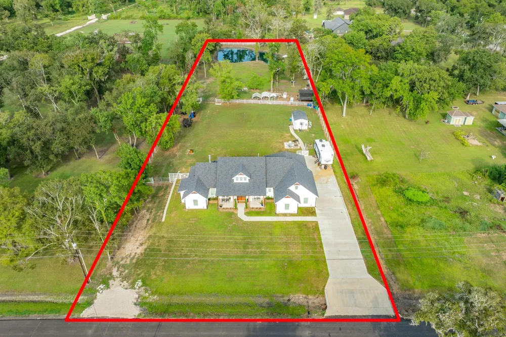 206 Black Oak Dr Angleton, TX 77515