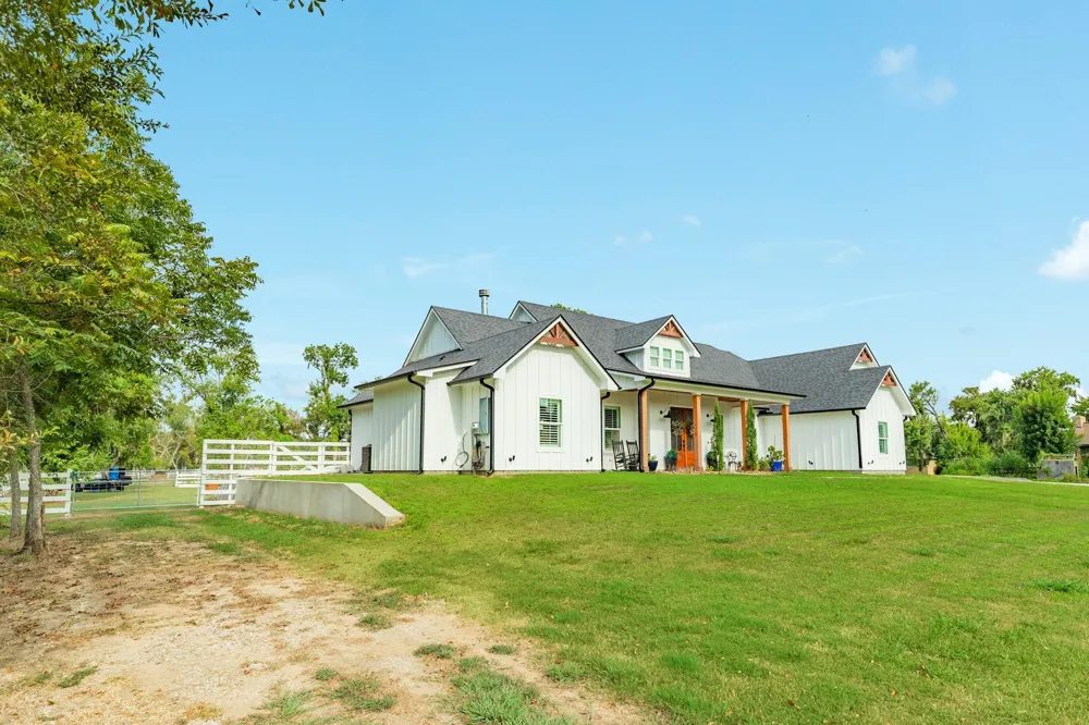 206 Black Oak Dr Angleton, TX 77515