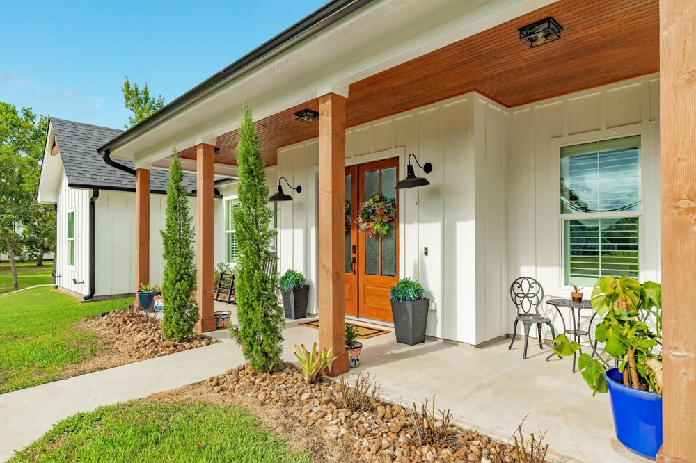 206 Black Oak Dr Angleton, TX 77515