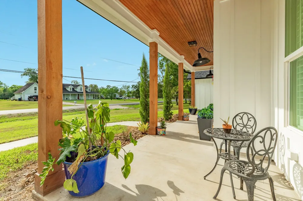 206 Black Oak Dr Angleton, TX 77515
