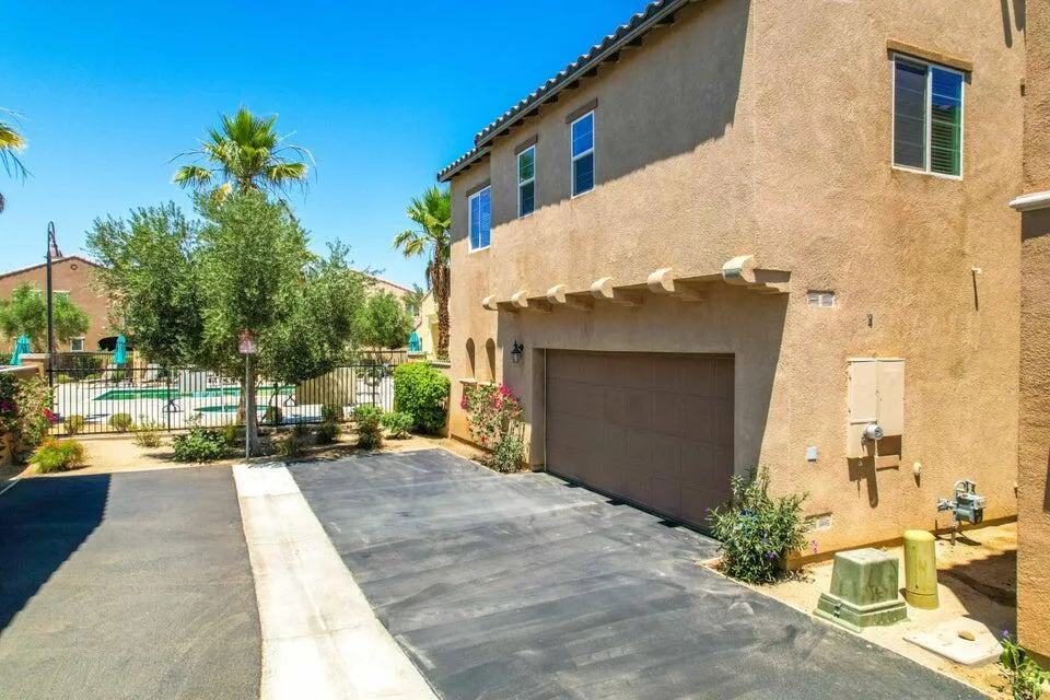 530 Calle Vibrante Palm Desert, CA 92211