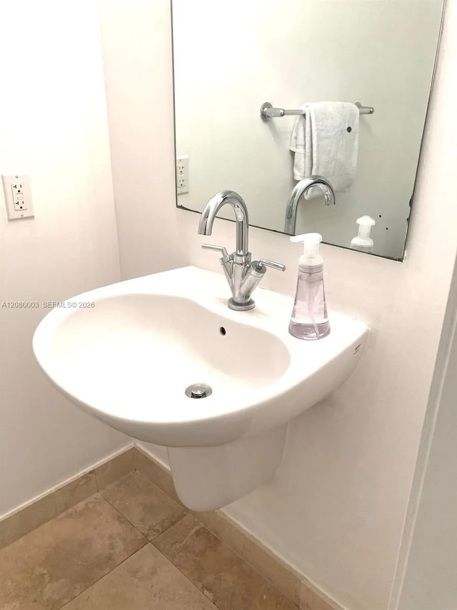 41 SE 5th St #1204 Miami, FL 33131