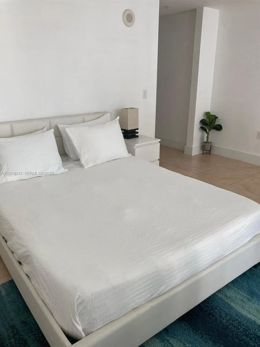 41 SE 5th St #1204 Miami, FL 33131