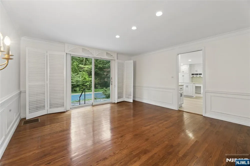 26 Glenwood Road Tenafly, NJ 07670