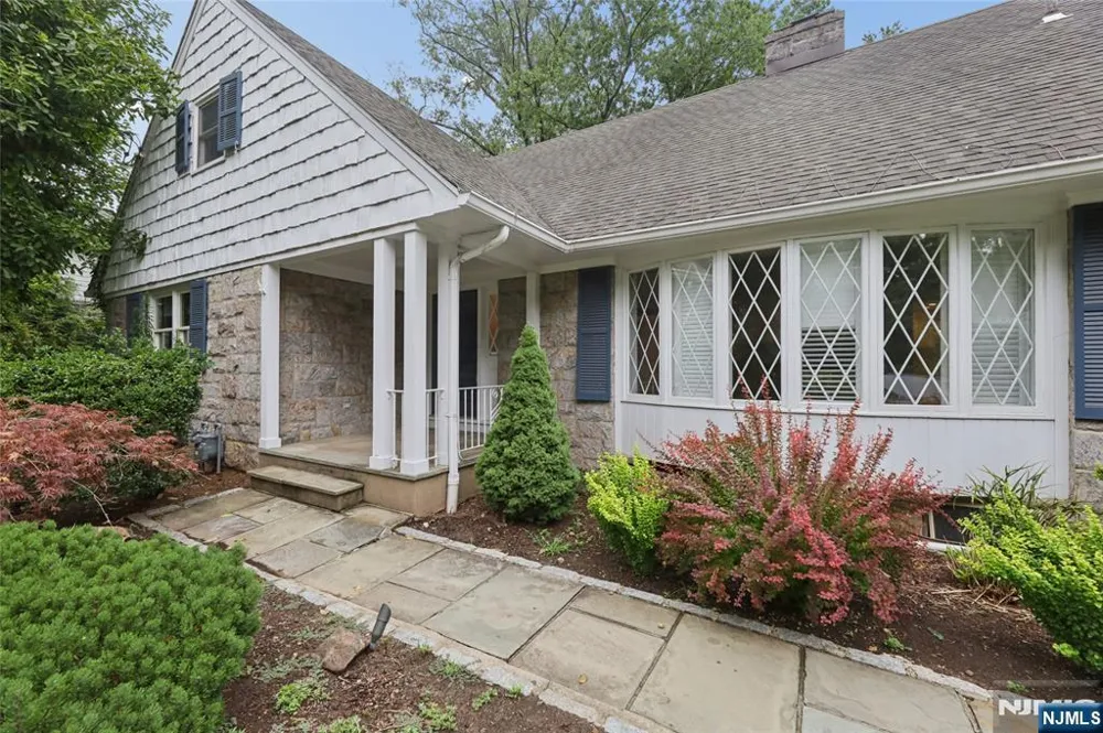 26 Glenwood Road Tenafly, NJ 07670