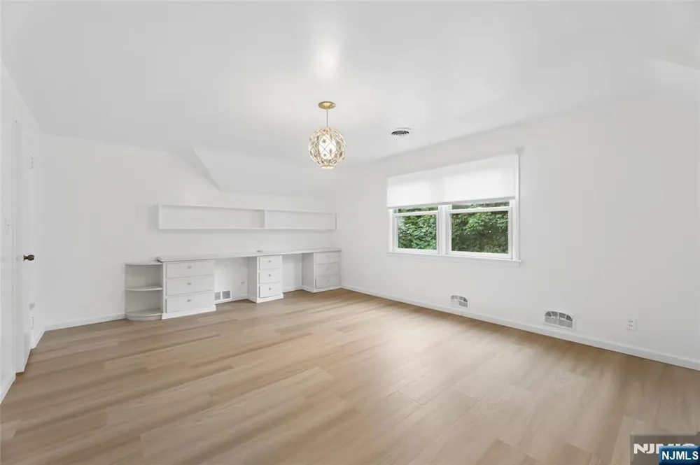 26 Glenwood Road Tenafly, NJ 07670