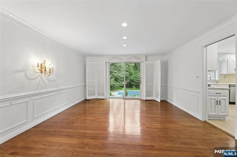 26 Glenwood Road Tenafly, NJ 07670