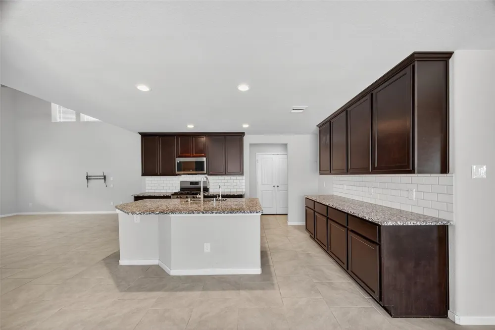 718 Harvest Bluff Drive Rosharon, TX 77583