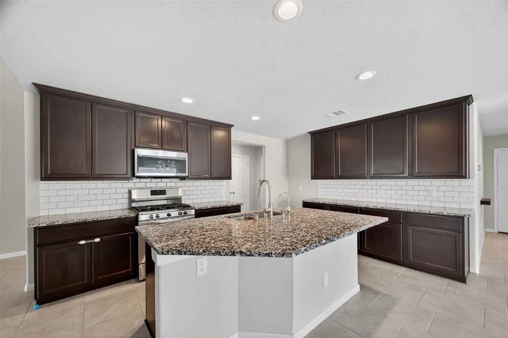 718 Harvest Bluff Drive Rosharon, TX 77583
