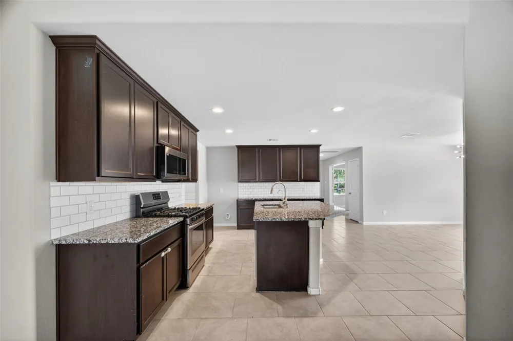 718 Harvest Bluff Drive Rosharon, TX 77583