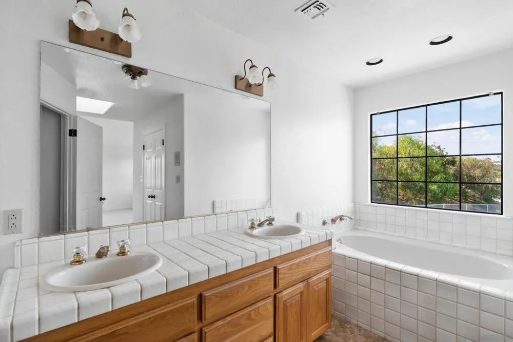 4286 Via De Los Cepillos Bonsall, CA 92003