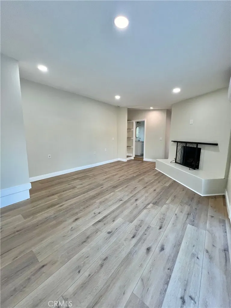 19145 Jovan Tarzana, CA 91335