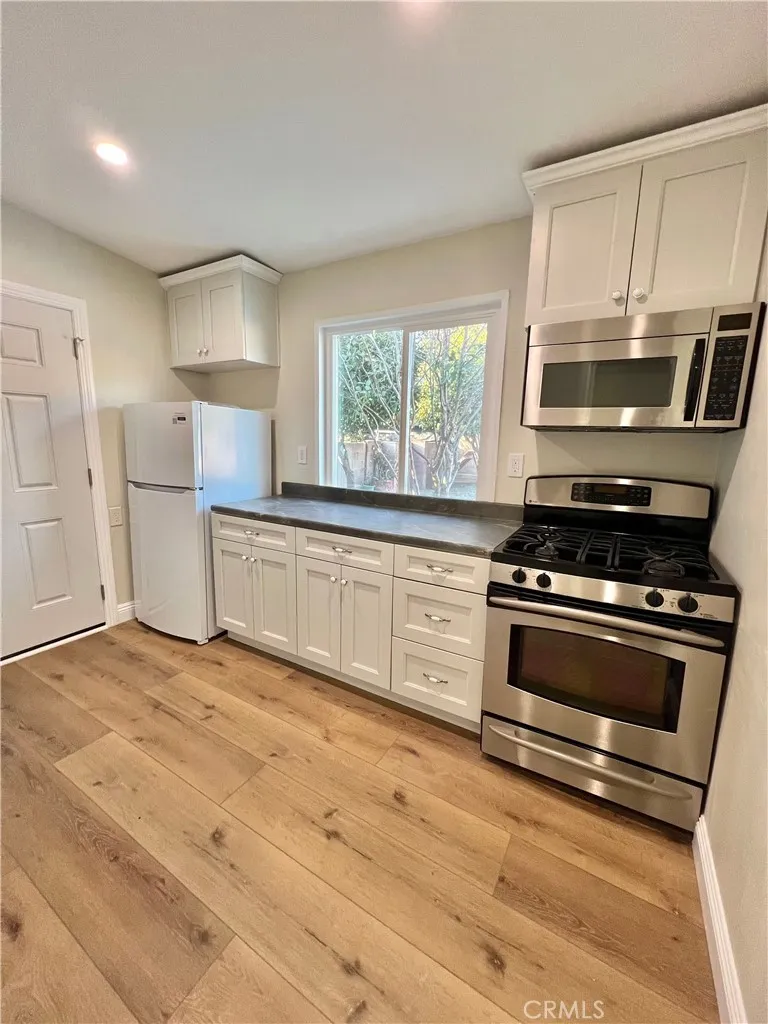 19145 Jovan Tarzana, CA 91335