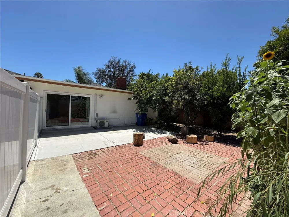 19145 Jovan Tarzana, CA 91335