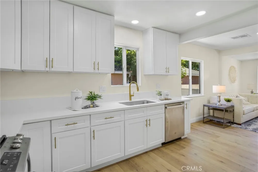 19143 Jovan Tarzana, CA 91335