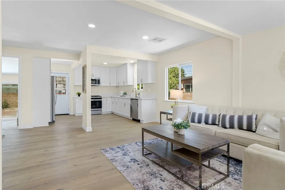 19143 Jovan Tarzana, CA 91335