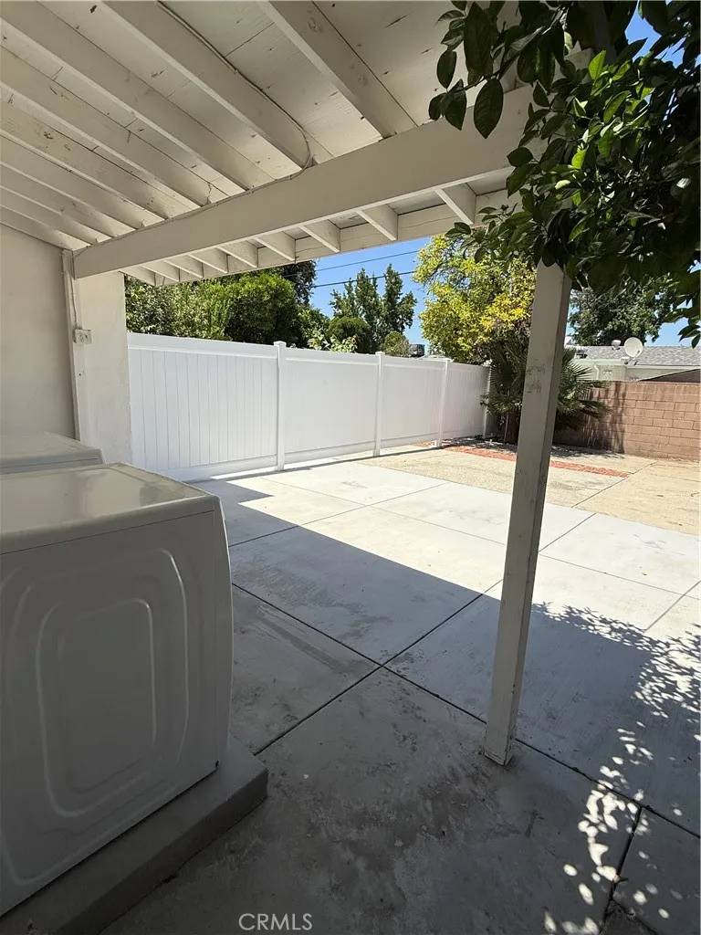 19143 Jovan Tarzana, CA 91335