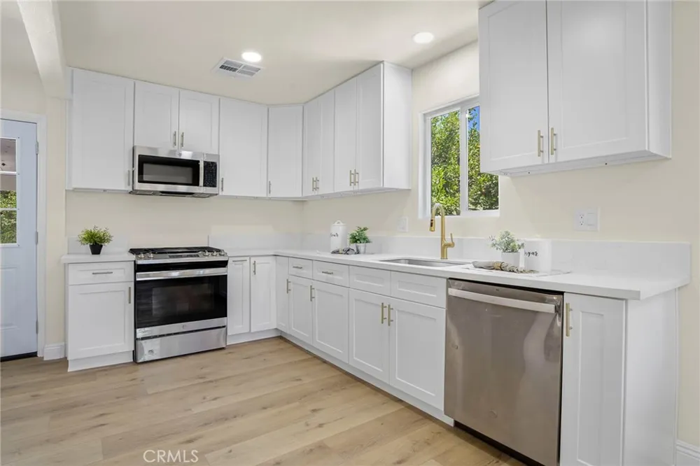 19143 Jovan Tarzana, CA 91335