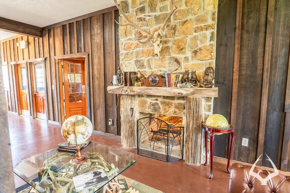 205 South Wheeler Ave Colmesneil, TX 75938