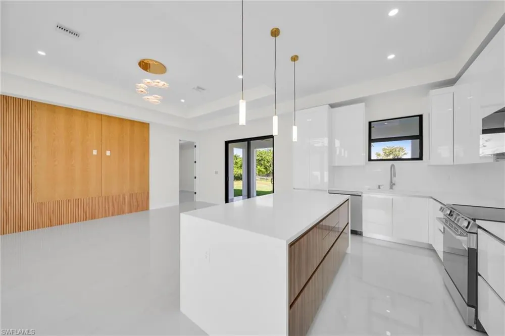 908 NE 11th Avenue Cape Coral, FL 33909