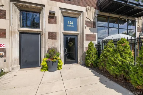 444 W Willis Street #402