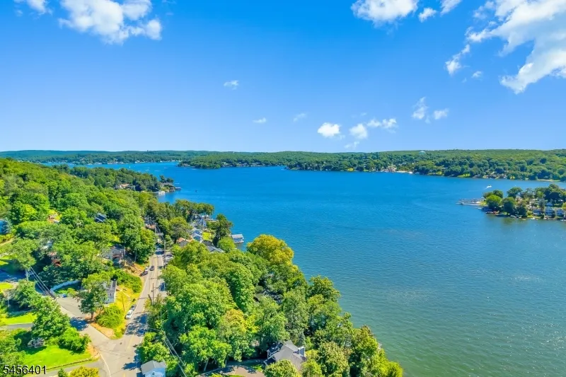 13 Hopatchung Rd Hopatcong, NJ 07843
