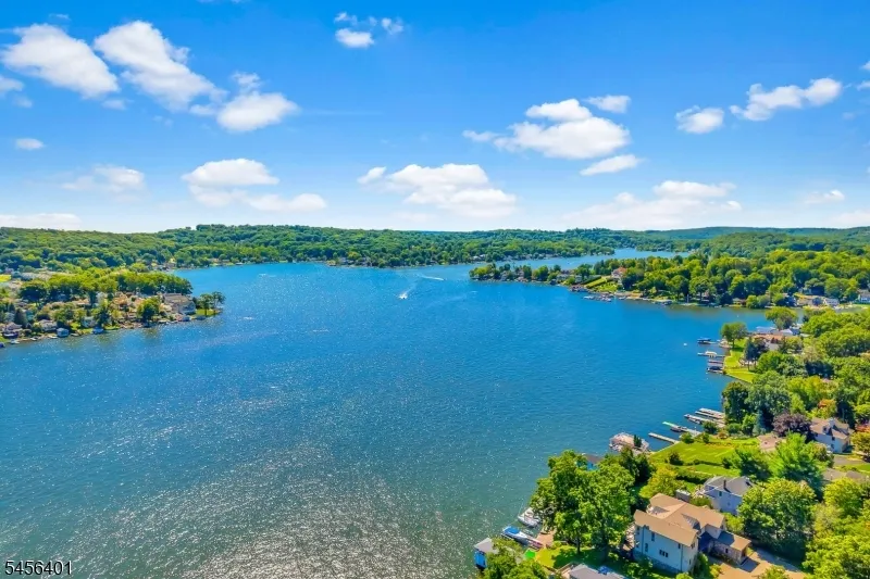 13 Hopatchung Rd Hopatcong, NJ 07843