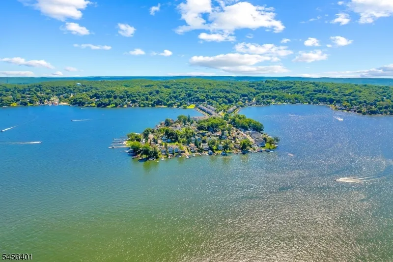 13 Hopatchung Rd Hopatcong, NJ 07843