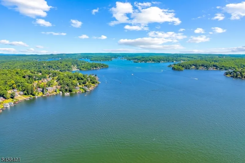 13 Hopatchung Rd Hopatcong, NJ 07843