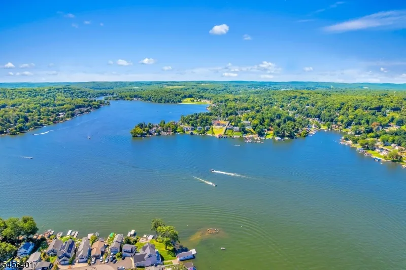 13 Hopatchung Rd Hopatcong, NJ 07843