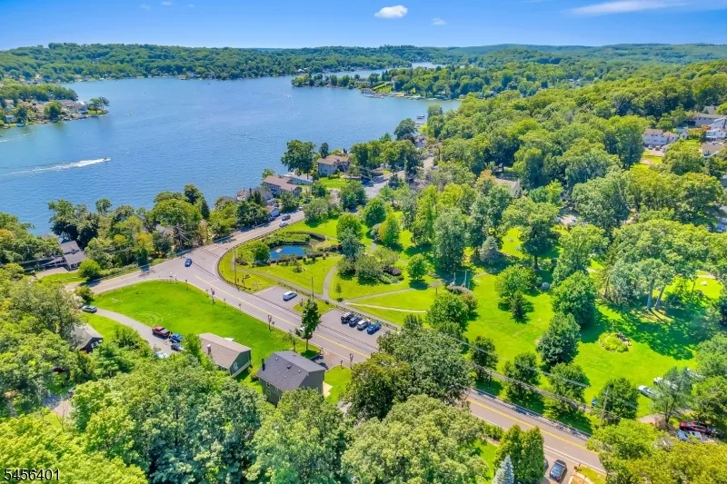 13 Hopatchung Rd Hopatcong, NJ 07843