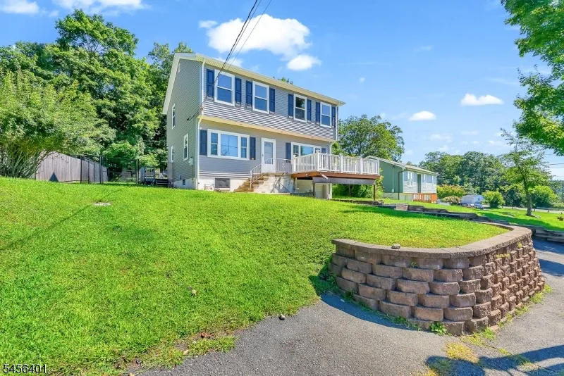 13 Hopatchung Rd Hopatcong, NJ 07843