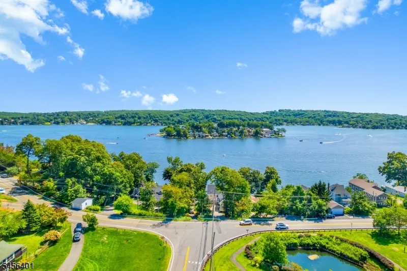 13 Hopatchung Rd Hopatcong, NJ 07843
