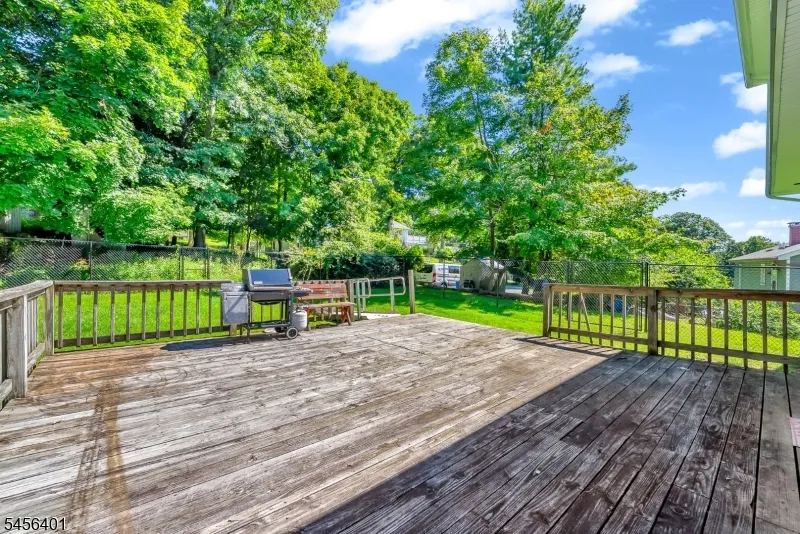 13 Hopatchung Rd Hopatcong, NJ 07843
