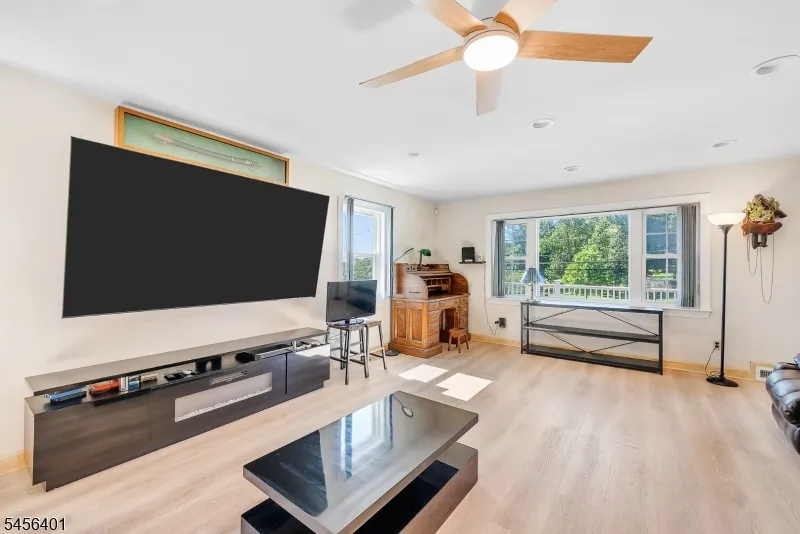 13 Hopatchung Rd Hopatcong, NJ 07843